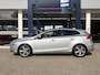 Volvo V40 2.0 T3 Nordic+ / NL-Auto / Dealer-Onderhouden / Standkachel / Stoelverwarming / Cruise-Control / Climate-Control / LED / Radio-Bluetooth / Navi / Verwarmde-Voorruit / PDC-Achter / 17'' LMV / ENZ.