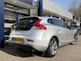 Volvo V40 2.0 T3 Nordic+ / NL-Auto / Dealer-Onderhouden / Standkachel / Stoelverwarming / Cruise-Control / Climate-Control / LED / Radio-Bluetooth / Navi / Verwarmde-Voorruit / PDC-Achter / 17'' LMV / ENZ.
