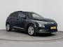 Hyundai Kona Electric EV PREMIUM 64 kWh | 3 FASE | WARMTEPOMP | LEDER | CLIMA | CRUISE ADAPTIEF | CAMERA | NAVI | STOEL- & STUURVERWARMING | 17'' LM VELGEN | PDC VOOR & ACHTER |