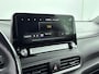 Hyundai Kona Electric EV PREMIUM 64 kWh | 3 FASE | WARMTEPOMP | LEDER | CLIMA | CRUISE ADAPTIEF | CAMERA | NAVI | STOEL- & STUURVERWARMING | 17'' LM VELGEN | PDC VOOR & ACHTER |