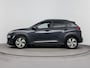 Hyundai Kona Electric EV PREMIUM 64 kWh | 3 FASE | WARMTEPOMP | LEDER | CLIMA | CRUISE ADAPTIEF | CAMERA | NAVI | STOEL- & STUURVERWARMING | 17'' LM VELGEN | PDC VOOR & ACHTER |