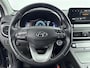 Hyundai Kona Electric EV PREMIUM 64 kWh | 3 FASE | WARMTEPOMP | LEDER | CLIMA | CRUISE ADAPTIEF | CAMERA | NAVI | STOEL- & STUURVERWARMING | 17'' LM VELGEN | PDC VOOR & ACHTER |