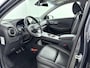 Hyundai Kona Electric EV PREMIUM 64 kWh | 3 FASE | WARMTEPOMP | LEDER | CLIMA | CRUISE ADAPTIEF | CAMERA | NAVI | STOEL- & STUURVERWARMING | 17'' LM VELGEN | PDC VOOR & ACHTER |
