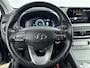 Hyundai Kona Electric EV FASHION DESIGN 64 kWh | DODEHOEK DETECTIE | PDC | 3 FASEN | WARMTEPOMP | CAMERA | CLIMA | CRUISE | NAVI | STOELVERWARMING | STUURVERWARMING | PRIVACY GLASS | LAGE KMSTAND! |