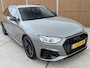 Audi A4 Avant 35 TFSI S edition Automaat | Zwart optiek | LED verlichting | Cruise & climate control | Sportstuur | Getint glas | Quantumgrijs | Lederen/stof bekleding | DAB ontvangst | Parkeersensoren achter