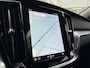 Volvo V60 B3 Essential | Google | Trekhaak | Parkeersensoren Voor + Achter | Achteruitrijcamera | Sport pack | Draadloos Opladen Telefoon | Apple Carplay / Android Auto | 18" velgen
