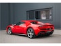 Ferrari 296 GTB 3.0 V6 Rosso Corsa | Lift | JBL | Ceramic | Passenger Display | Head Up | Carbon | Dealer | Apple Carplay | Camera | 830PK | Onderhoudscontract Ferrari 2029 | PPF Neus | Scuderia Ferrari Shields |