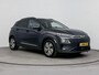 Hyundai Kona Electric EV PREMIUM 64 kWh | 3 FASE | WARMTEPOMP | LEDER | CLIMA | CRUISE ADAPTIEF | CAMERA | NAVI | STOEL- & STUURVERWARMING | 17'' LM VELGEN | PDC VOOR & ACHTER |