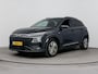 Hyundai Kona Electric EV PREMIUM 64 kWh | 3 FASE | WARMTEPOMP | LEDER | CLIMA | CRUISE ADAPTIEF | CAMERA | NAVI | STOEL- & STUURVERWARMING | 17'' LM VELGEN | PDC VOOR & ACHTER |