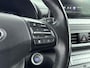 Hyundai Kona Electric EV PREMIUM 64 kWh | 3 FASE | WARMTEPOMP | LEDER | CLIMA | CRUISE ADAPTIEF | CAMERA | NAVI | STOEL- & STUURVERWARMING | 17'' LM VELGEN | PDC VOOR & ACHTER |