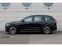 Volvo XC90 T8 Plug-in hybrid AWD Ultra Dark | Luchtvering | Panoramadak | Verwarmbare voorstoelen met massagefunctie | Premium audio by Bowers & Wilkins | 360 graden camera | Head up display | Luxe lederen bekleding | Trekhaak Elektrisch uitklapbaar | Apple Carplay & Android auto | Cruise control adaptief met Stop&Go en stuurhulp | Elektrisch bedienbare achterklep | Stuurwiel verwarmd