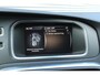 Volvo V40 Cross Country 1.5 T3 Polar+ Luxury | Afneembare Trekhaak | Panoramadak | Premium audio by Harman Kardon | Standkachel | Stoelverwarming | Lederen Bekleding | Achteruitrijcamera | Parkeersensoren Voor & Achter | Cruise Control | DAB | Navigatie | Bluetooth | Volvo On Call |