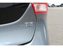 Volvo V40 Cross Country 1.5 T3 Polar+ Luxury | Afneembare Trekhaak | Panoramadak | Premium audio by Harman Kardon | Standkachel | Stoelverwarming | Lederen Bekleding | Achteruitrijcamera | Parkeersensoren Voor & Achter | Cruise Control | DAB | Navigatie | Bluetooth | Volvo On Call |