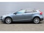 Volvo V40 Cross Country 1.5 T3 Polar+ Luxury | Afneembare Trekhaak | Panoramadak | Premium audio by Harman Kardon | Standkachel | Stoelverwarming | Lederen Bekleding | Achteruitrijcamera | Parkeersensoren Voor & Achter | Cruise Control | DAB | Navigatie | Bluetooth | Volvo On Call |