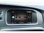 Volvo V40 Cross Country 1.5 T3 Polar+ Luxury | Afneembare Trekhaak | Panoramadak | Premium audio by Harman Kardon | Standkachel | Stoelverwarming | Lederen Bekleding | Achteruitrijcamera | Parkeersensoren Voor & Achter | Cruise Control | DAB | Navigatie | Bluetooth | Volvo On Call |