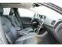 Volvo V40 Cross Country 1.5 T3 Polar+ Luxury | Afneembare Trekhaak | Panoramadak | Premium audio by Harman Kardon | Standkachel | Stoelverwarming | Lederen Bekleding | Achteruitrijcamera | Parkeersensoren Voor & Achter | Cruise Control | DAB | Navigatie | Bluetooth | Volvo On Call |