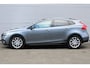 Volvo V40 Cross Country 1.5 T3 Polar+ Luxury | Afneembare Trekhaak | Alarmklasse 3 | Standkachel |Stoelverwarming | Harman/Kardon | Lederen Bekleding | Panoramadak | Achteruitrijcamera | Parkeersensoren Voor & Achter | Cruise Control | DAB | Navigatie | Bluetooth | Volvo On Call |