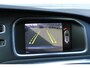 Volvo V40 Cross Country 1.5 T3 Polar+ Luxury | Afneembare Trekhaak | Panoramadak | Premium audio by Harman Kardon | Standkachel | Stoelverwarming | Lederen Bekleding | Achteruitrijcamera | Parkeersensoren Voor & Achter | Cruise Control | DAB | Navigatie | Bluetooth | Volvo On Call |