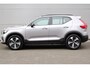 Volvo XC40 B4 Automaat Plus Dark | All-Season Banden | Elektrisch Verstelbare Voorstoelen | Inklapbare Trekhaak | Keyles Entry | Elektrische Achterklep | BLIS | Harman/Kardon Audio | Parkeersensoren Voor & Achter | Achteruitrijcamera | Adaptieve Cruise Control | Pilot Assist | Stoelverwarming | Stuurverwarming