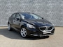 Volvo V40 2.0 T2 Base | All season banden | Airconditioning | Radio CD speler | Elektrische ramen | Automatische verlichting | 16 inch lichtmetalen velgen | Start stop systeem | Snelheidsbegrenzer | Elektrische ramen |