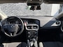Volvo V40 2.0 T2 Base | All season banden | Airconditioning | Radio CD speler | Elektrische ramen | Automatische verlichting | 16 inch lichtmetalen velgen | Start stop systeem | Snelheidsbegrenzer | Elektrische ramen |