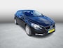 Volvo V40 2.0 T2 Base | All season banden | Airconditioning | Radio CD speler | Elektrische ramen | Automatische verlichting | 16 inch lichtmetalen velgen | Start stop systeem | Snelheid limiter |
