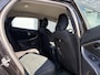 Volvo V40 2.0 T2 Base | All season banden | Airconditioning | Radio CD speler | Elektrische ramen | Automatische verlichting | 16 inch lichtmetalen velgen | Start stop systeem | Snelheidsbegrenzer | Elektrische ramen |