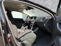 Volvo V40 2.0 T2 Base | All season banden | Airconditioning | Radio CD speler | Elektrische ramen | Automatische verlichting | 16 inch lichtmetalen velgen | Start stop systeem | Snelheidsbegrenzer | Elektrische ramen |