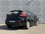 Volvo V40 2.0 T2 Base | All season banden | Airconditioning | Radio CD speler | Elektrische ramen | Automatische verlichting | 16 inch lichtmetalen velgen | Start stop systeem | Snelheidsbegrenzer | Elektrische ramen |