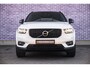 Volvo XC40 2.0 T4 R-Design | Trekhaak | Panoramisch Schuif/Kanteldak | Adaptive Cruise Control | BLIS | Stoel & Stuurverwarming | DAB+ | CarPlay |