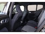 Volvo XC40 B3 Plus Black Edition - Panorama/schuifdak - IntelliSafe Assist & Surround - 360º Camera - Harman/Kardon audio - Verwarmde voorstoelen & stuur - Parkeersensoren voor & achter - Elektr. bedienb. voorstoelen met geheugen links - Draadloze tel. lader - Extra getint glas - 20' LMV
