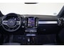 Volvo XC40 B3 Plus Black Edition - Panorama/schuifdak - IntelliSafe Assist & Surround - 360º Camera - Harman/Kardon audio - Verwarmde voorstoelen & stuur - Parkeersensoren voor & achter - Elektr. bedienb. voorstoelen met geheugen links - Draadloze tel. lader - Extra getint glas - 20' LMV