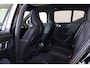 Volvo XC40 B3 Ultra Black Edition - Panorama/schuifdak - IntelliSafe Assist & Surround - 360º Camera - Harman/Kardon audio - LED Pixel koplampen - Verwarmde voorstoelen & stuur - Parkeersensoren voor & achter - Elektr. bedienb. voorstoelen met geheugen links - Draadloze tel. lader - Extra getint glas - Elektr. inklapbare trekhaak - 20' LMV
