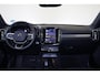 Volvo XC40 B3 Ultra Black Edition - Panorama/schuifdak - IntelliSafe Assist & Surround - 360º Camera - Harman/Kardon audio - LED Pixel koplampen - Verwarmde voorstoelen & stuur - Parkeersensoren voor & achter - Elektr. bedienb. voorstoelen met geheugen links - Draadloze tel. lader - Extra getint glas - Elektr. inklapbare trekhaak - 20' LMV