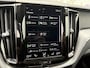 Volvo XC60 2.0 T5 Momentum Pro | Trekhaak | Keyless Entry | Elektrische Achterklep | Lichtmetalen Velgen 19 inch | Stoelverwarming voor en achter | Parkeerverwarming | Achteruitrijcamera | DAB