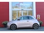 Fiat 500e LA PRIMA 118PK 42 kWh | PANORAMA DAK | ACHTERUITRIJ CAMERA | LEDEREN BEKLEDING | PARKEERSENSOREN VOOR + ACHTER | LED KOPLAMPEN | ADAPTIVE CRUISE CONTROL | NAVIGATIE | DODEHOEK DETECTIE | 17" LICHTMETALEN VELGEN | DRAADLOZE TELEFOONLADER | KEYLESS ENTRY/START |