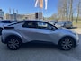 Toyota C-HR / C-HR+ 1.8 HYBRID 140 FIRST-EDITION BI-TONE 360° CAMERA EL-ACHTERKLEP KEYLESS PARK-SENSOREN 18'' LM-VELGEN BLIND SPOT LED APPLE/ANDROI CLIMA NAVI CAMERA NL-AUTO