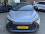 Toyota C-HR / C-HR+ 1.8 HYBRID 140 FIRST-EDITION BI-TONE 360° CAMERA EL-ACHTERKLEP KEYLESS PARK-SENSOREN 18'' LM-VELGEN BLIND SPOT LED APPLE/ANDROI CLIMA NAVI CAMERA NL-AUTO
