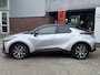 Toyota C-HR / C-HR+ 1.8 HYBRID 140 FIRST-EDITION BI-TONE 360° CAMERA EL-ACHTERKLEP KEYLESS PARK-SENSOREN 18'' LM-VELGEN BLIND SPOT LED APPLE/ANDROI CLIMA NAVI CAMERA NL-AUTO