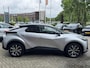 Toyota C-HR / C-HR+ 1.8 HYBRID 140 FIRST-EDITION BI-TONE 360° CAMERA EL-ACHTERKLEP KEYLESS PARK-SENSOREN 18'' LM-VELGEN BLIND SPOT LED APPLE/ANDROI CLIMA NAVI CAMERA NL-AUTO