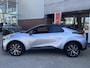 Toyota C-HR / C-HR+ 1.8 HYBRID 140 FIRST-EDITION BI-TONE 360° CAMERA EL-ACHTERKLEP KEYLESS PARK-SENSOREN 18'' LM-VELGEN BLIND SPOT LED APPLE/ANDROI CLIMA NAVI CAMERA NL-AUTO