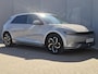 Hyundai Ioniq 5 Lounge 77.4 kWh / SOH 100% / Fabrieksgarantie tot 02-2028 / Dealer onderhouden / CCS snellader / 1.600 kg trekgewicht / WLTP 507 km / HUD / Camera 360° / Navigatie / Apple Carplay Android / BOSE / Elektrische achterklep / Stuur- Stoel & Achterbank verwarming /