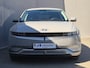 Hyundai Ioniq 5 Lounge 77.4 kWh / SOH 100% / Fabrieksgarantie tot 02-2028 / Dealer onderhouden / CCS snellader / 1.600 kg trekgewicht / WLTP 507 km / HUD / Camera 360° / Navigatie / Apple Carplay Android / BOSE / Elektrische achterklep / Stuur- Stoel & Achterbank verwarming /