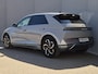 Hyundai Ioniq 5 Lounge 77.4 kWh / SOH 100% / Fabrieksgarantie tot 02-2028 / Dealer onderhouden / CCS snellader / 1.600 kg trekgewicht / WLTP 507 km / HUD / Camera 360° / Navigatie / Apple Carplay Android / BOSE / Elektrische achterklep / Stuur- Stoel & Achterbank verwarming /