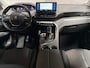 Peugeot 5008 1.2 PureTech Allure 7 Persoons (APPLE CARPLAY, GROOT NAVI, LEDER, 360 CAMERA, STOELVERWARMING, SPORTSTOELEN, KEYLESS, GETINT GLAS, NIEUWSTAAT)