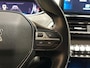 Peugeot 5008 1.2 PureTech Allure 7 Persoons (APPLE CARPLAY, GROOT NAVI, LEDER, 360 CAMERA, STOELVERWARMING, SPORTSTOELEN, KEYLESS, GETINT GLAS, NIEUWSTAAT)