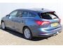Ford Focus Wagon 1.0-155pk EcoBoost Titanium. Erg nette en goed onderhouden wagen met slechts 60.000km. Autm. airco dual, camera, stoel-, stuur- en voorraamverwarming, trekhaak, LM wielen, metallic lak, navigatie, telefoonvoorb. etc.
