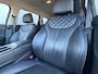 Hyundai Santa Fe 1.6 T-GDI PHEV Premium Automaat / Fabrieksgarantie tot 12-2027 / Dealer Onderhouden / HUD / Lederen Bekleding / Dodehoek Detectie / Elektr. Stoelen met Memory / Stoel & Stuurwiel Verwarming / Stoel Ventilatie / Adaptieve Cruise Control / 360 Camera / Achterbank Verwarming / Navigatie / Clima /