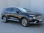 Hyundai Santa Fe 1.6 T-GDI PHEV Premium Automaat / Fabrieksgarantie tot 12-2027 / Dealer Onderhouden / HUD / Lederen Bekleding / Dodehoek Detectie / Elektr. Stoelen met Memory / Stoel & Stuurwiel Verwarming / Stoel Ventilatie / Adaptieve Cruise Control / 360 Camera / Achterbank Verwarming / Navigatie / Clima /