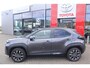 Toyota Yaris Cross 1.5 HYBRID 115 DYNAMIC STUUR/STOELVERWARMING KEYLESS PRIVACY-GLASS 17"LM-VELGEN APPLE/ANDROID LED